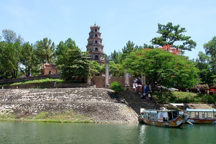 Chùa Thiên Mụ - Ngôi chùa linh thiêng bên dòng sông Hương xứ Huế