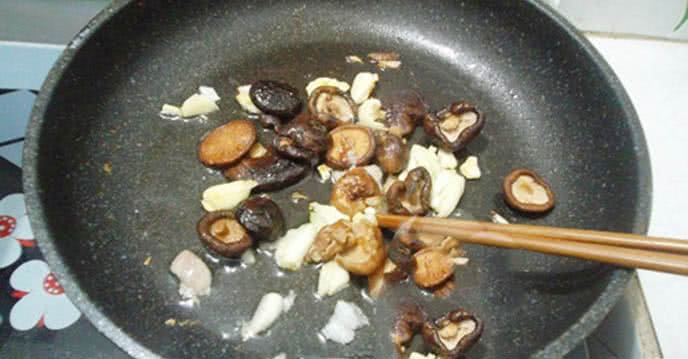 Cho nấm vào xào - Cách làm cải chíp xào nấm