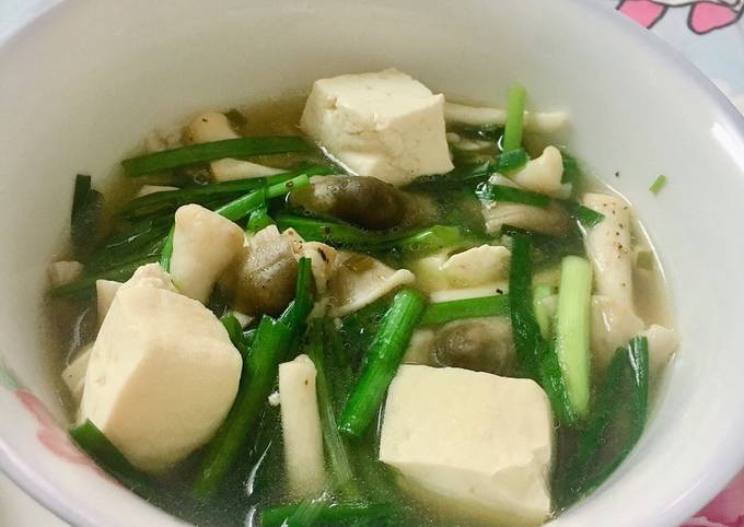 Cách Làm Món Canh hẹ đậu hủ nấm rơm (chay) của Nguyễn Thuỵ Chi Anh - Cookpad