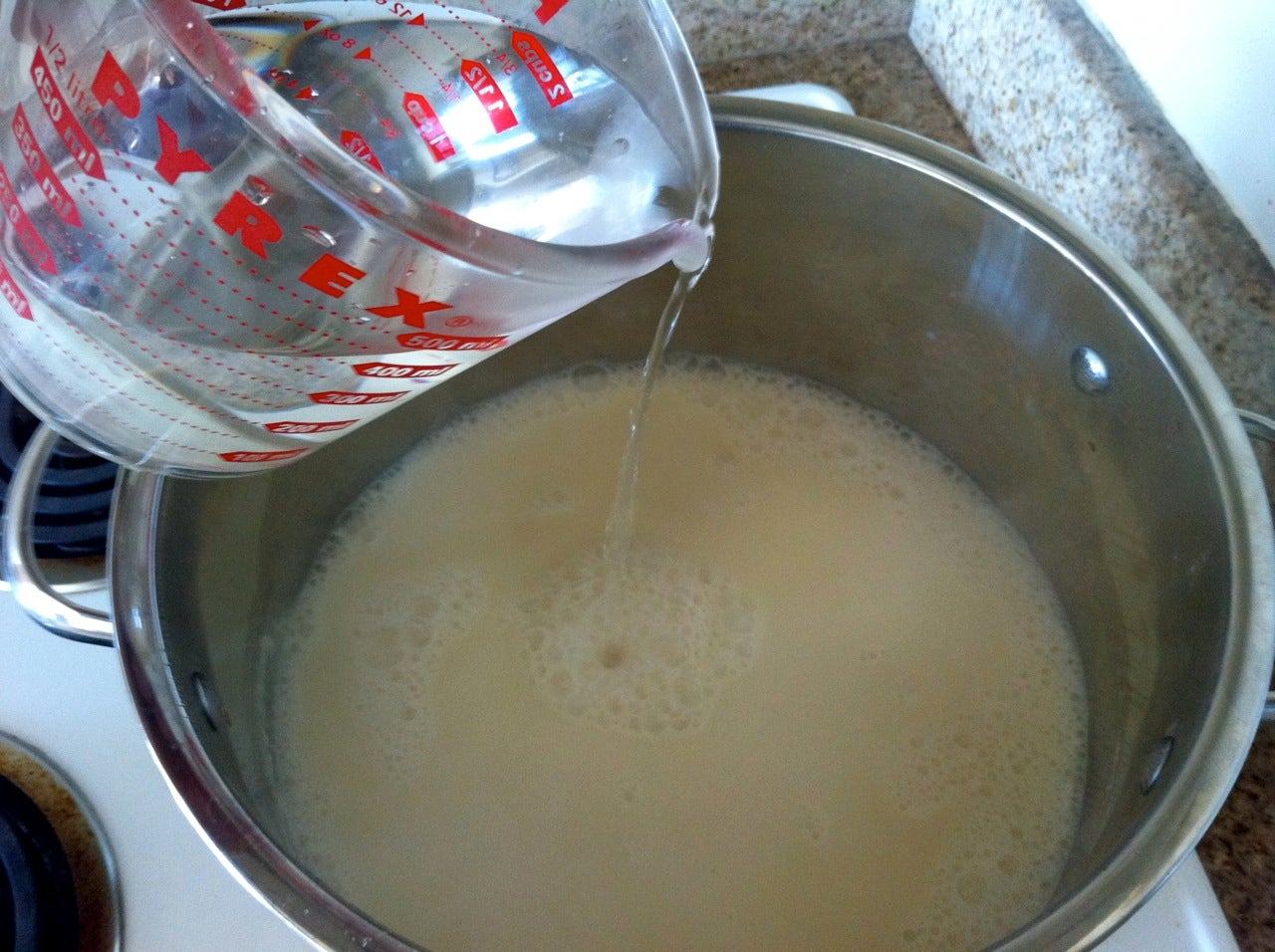 Đổ nước chua vào sữa đậu nành