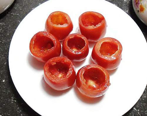 Cà chua cắt phần đầu bỏ ruột