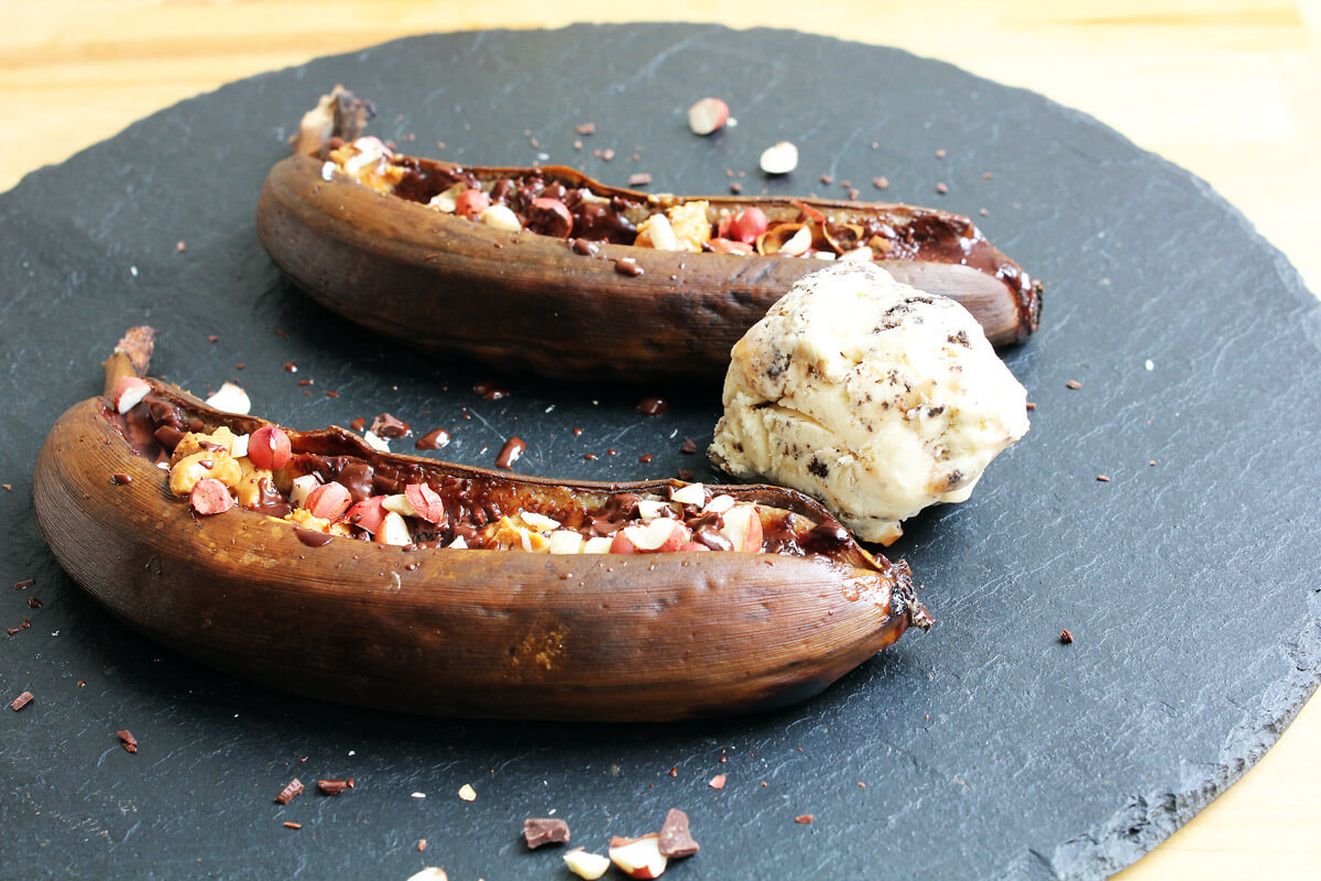 Grilled Banana with Peanut & Chocolate
