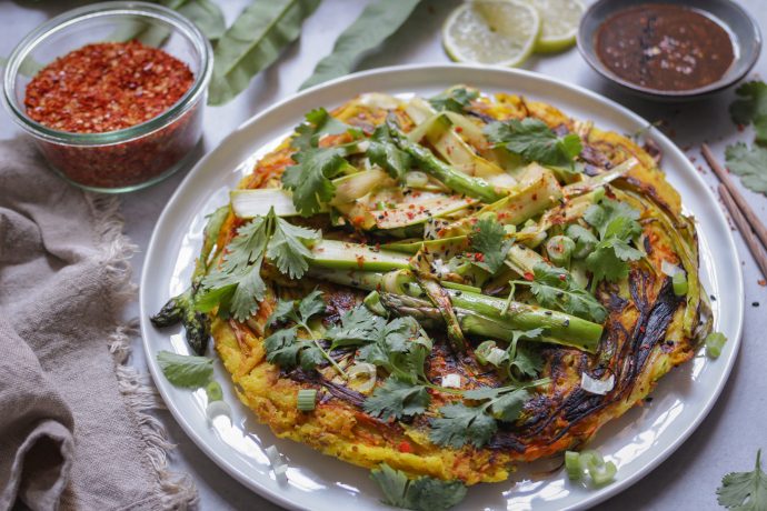 Bánh Xèo - Vietnamese Rice Omelette wit Green Asparagus • veggies | vegan