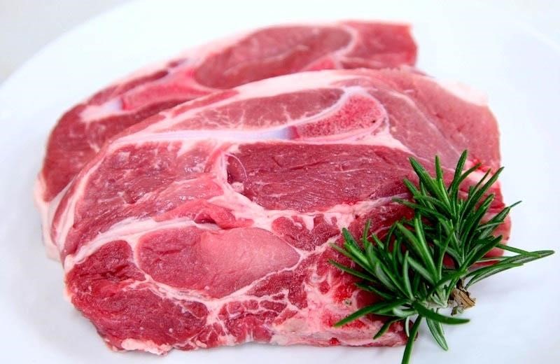 Loại thịt phù hợp cho món ăn là thịt lợn vai còn tươi mới